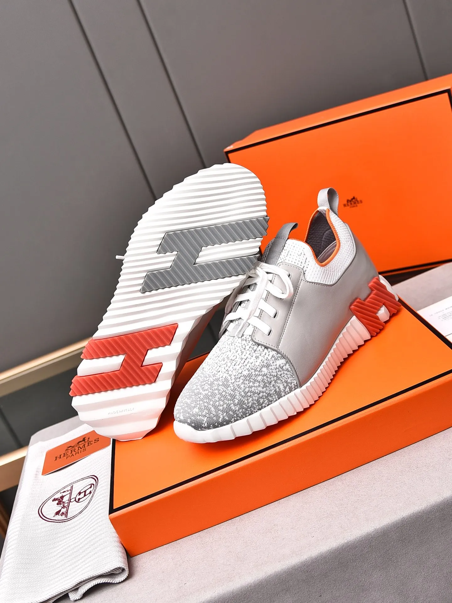 Factory price PP600 [Hermes] fe new arrival~ New Bouncing sneakers are the most comfortable shoes from Hermès, no one else⃣️. They are very light on the feet and look great. You won’t feel tired even when you go shopping and running around. 👍 Very light and comfortable, very light, suitable for both sports and leisure, and feel great when you step on them! It’s up to you to choose, there’s always what you want~ ✔️Fabric: Imported first-layer cowhide + high-elastic fly weave ✔️Inner lining: Imported water-dyed cow lining ✔️Outsole: Seamless combination of IP+TPU (multi-color letters) German technology irradiation machine ✔️Code number: Male 38-44 (45 customized)